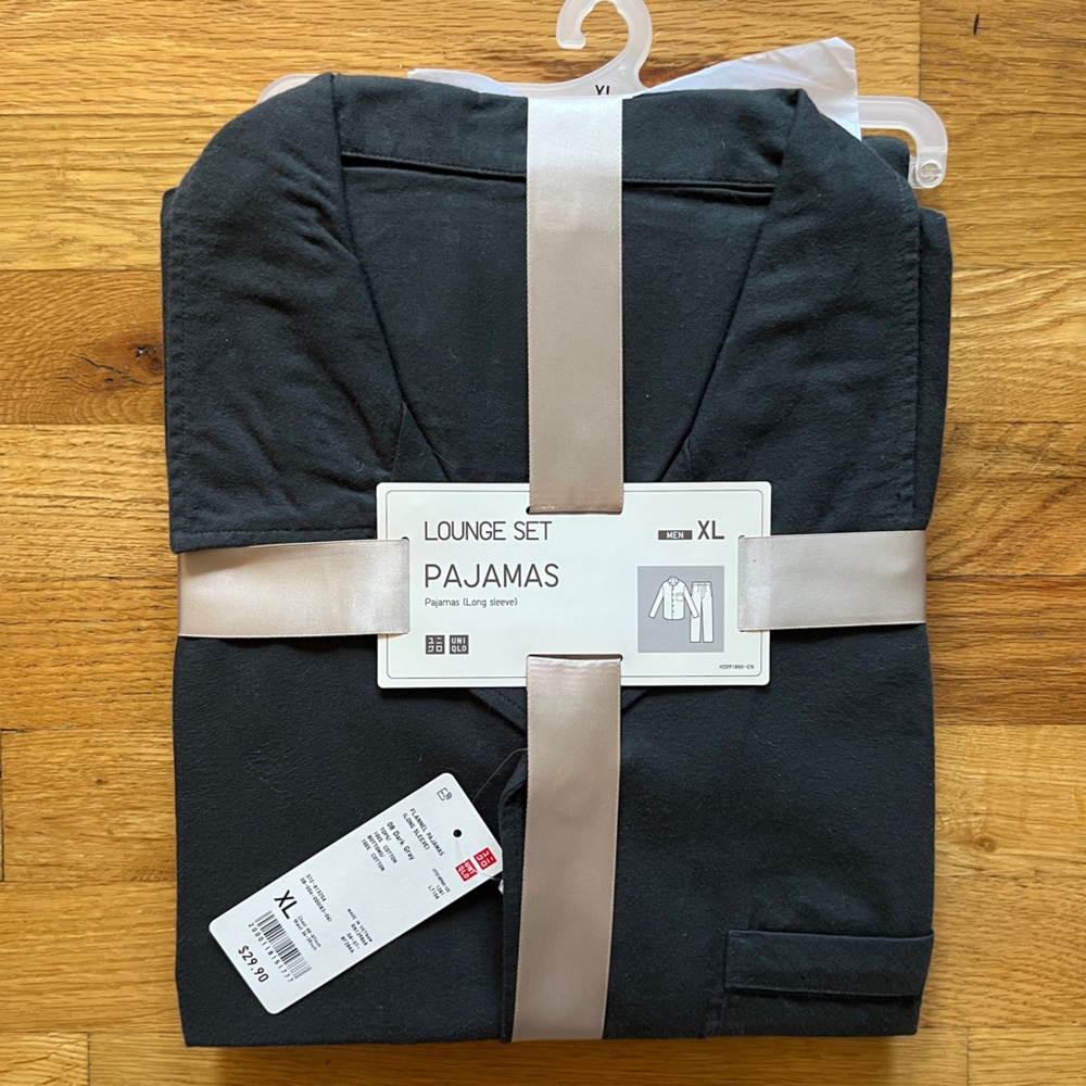 Uniqlo Men’s XL lounge set long sleeve pajamas, dark gray